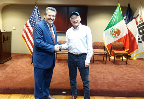 Embajador de Estados Unidos, Ken Salazar (der) y Alcalde de Laredo, Pete Saenz.