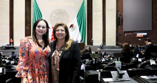 Alcaldesa Carmen Lilia Canturosas (izq) y diputada federal Ana Laura Huerta Valdovinos.
