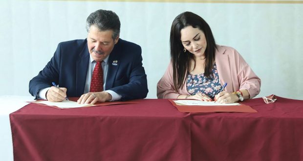 Mayor de Laredo, Texas, Pete Saenz, y Alcaldesa de Nuevo Laredo, Carmen Lilia Canturosas Villarreal.