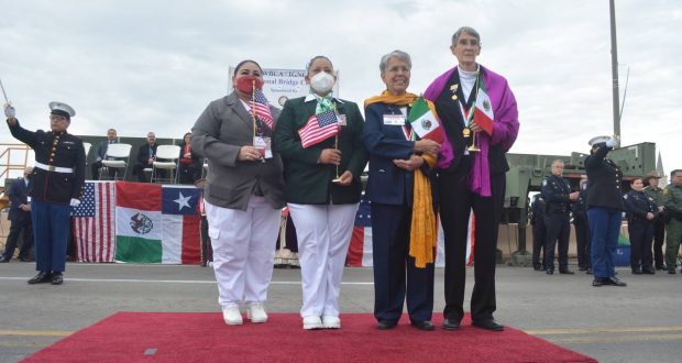 Enfermeras participan en la Ceremonia del Abrazo, el sábado en el Puente Internacional 2.