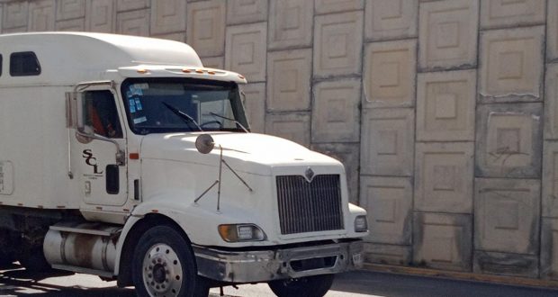 Camión de carga. Tráiler, tractocamión.