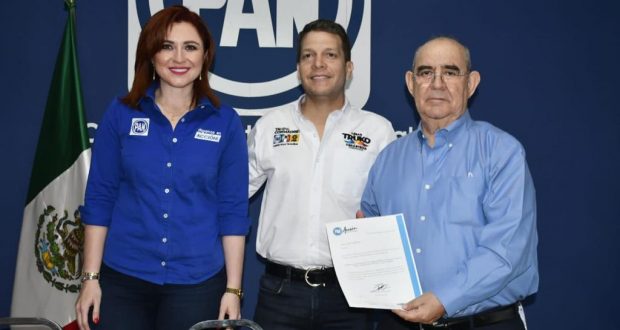 Rafael Pedraza Domínguez (der) asume dirigencia del PAN Nuevo Laredo.