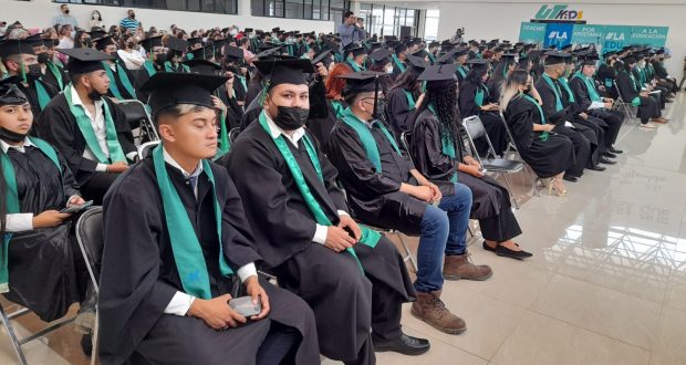 Graduados de la Universidad Tecnológica, con toga y birrete.