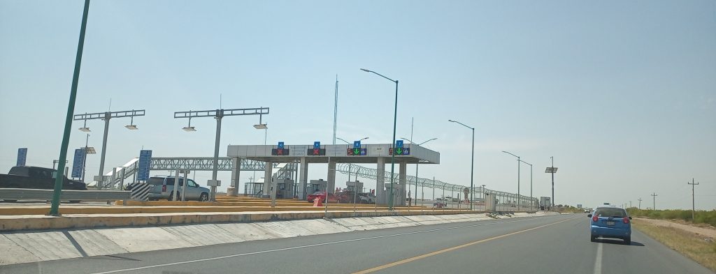 Carretera libre Nuevo Laredo-La Gloria. También se puede ver la carretera de cuota con sus casetas de cobro..