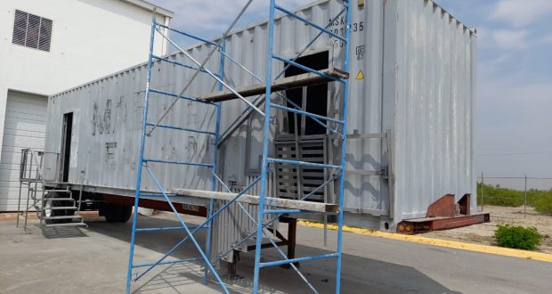 Este contenedor fue transformado por alumnos y maestros de la UTNL en un laboratorio tecnológico sobre ruedas.