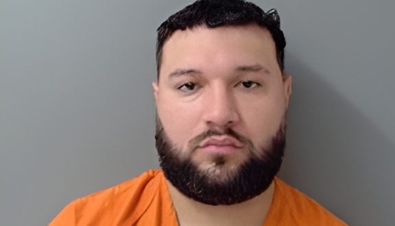 Austin James Galarza, de 28 años, fue arrestado por el cargo de lesiones a un menor.