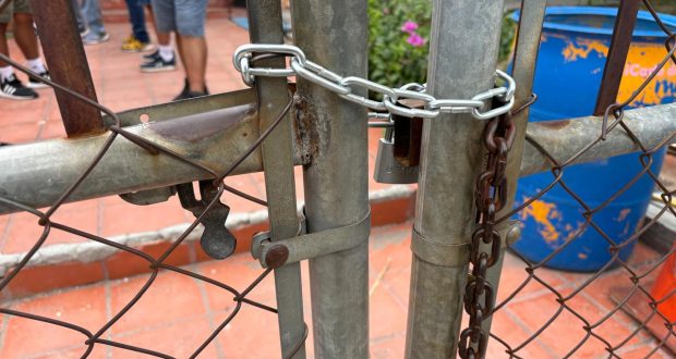 Portón cerrado con candado, en el edificio del antiguo Crede.