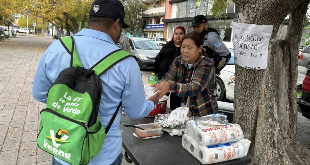 Señora regala tacos a familiares de pacientes del Hospital General.