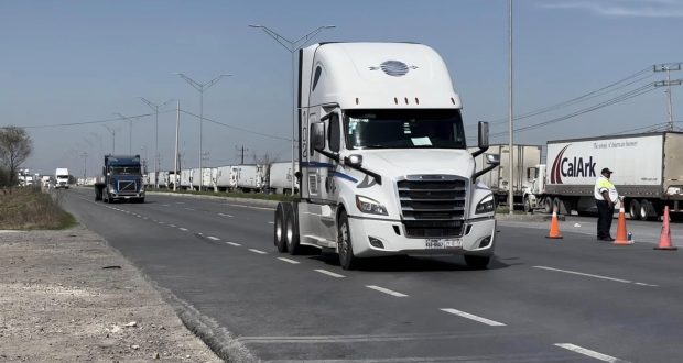 TRAILER, TRÁILERES, CAMIÓN, TRACTOCAMIÓN, TRANSPORTE DE CARGA. FILAS PUENTE TRES.